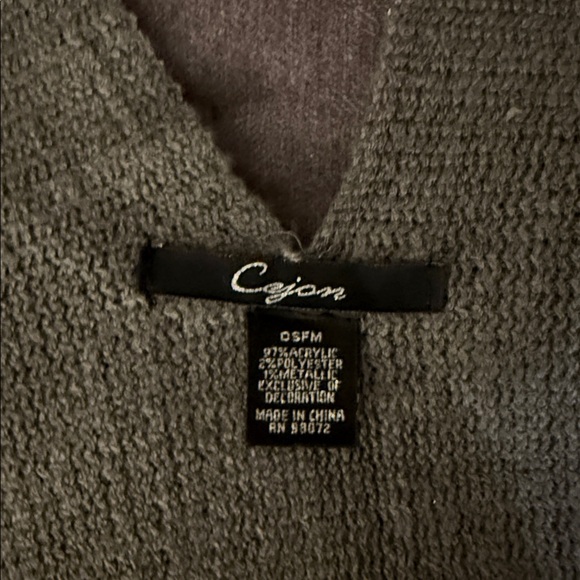 Shawl wrap very large gray with a sparkly metallic thread going through it - Picture 8 of 9